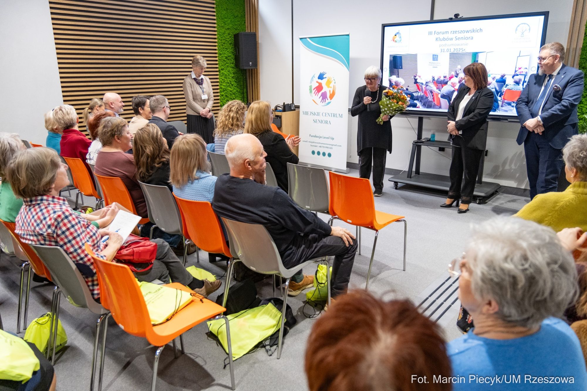 zdjęcie z uroczystości wybor&oacute;w  Ambasador&oacute;w Europejskiego Centrum Wolontariatu